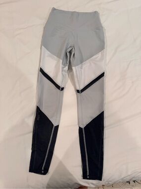 ALO Yoga High-Waist Colorblock Leggings in Light Gray, White & Black